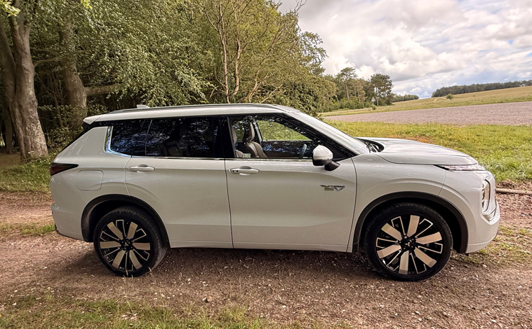 Mitsubishi Outlander side