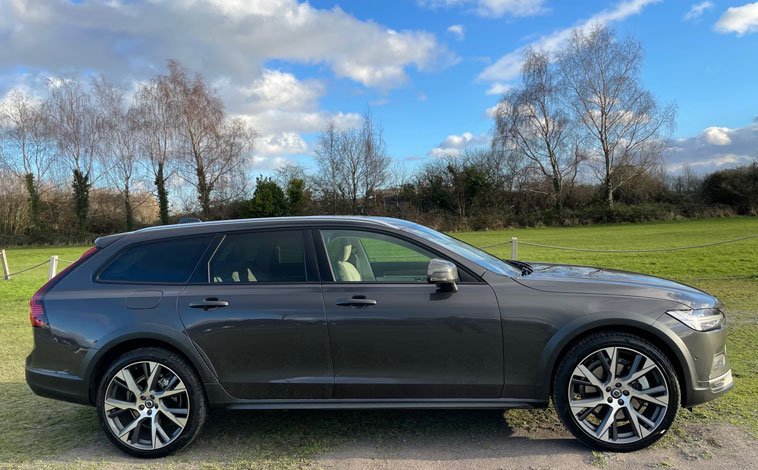 Volvo V90 Cross Country side