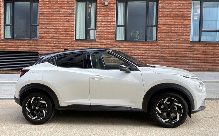 Nissan Juke Hybrid side