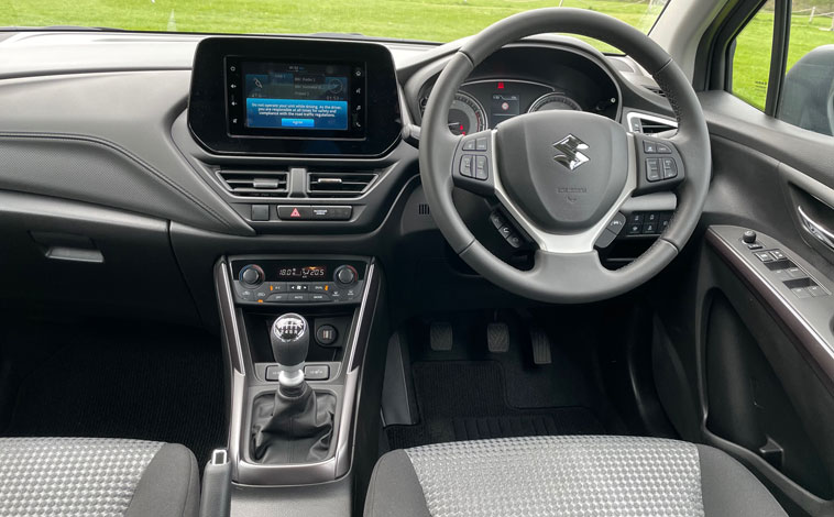 Suzuki S-Cross Motion interior
